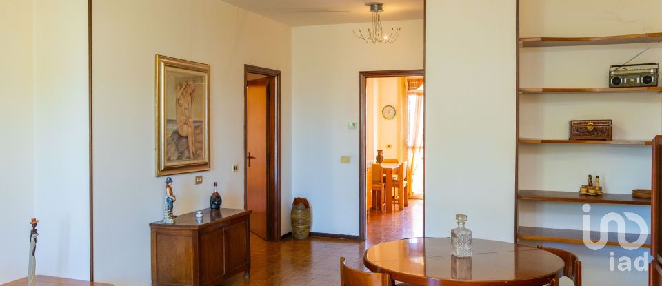 Three-room apartment of 111 m² in Samarate (21017)