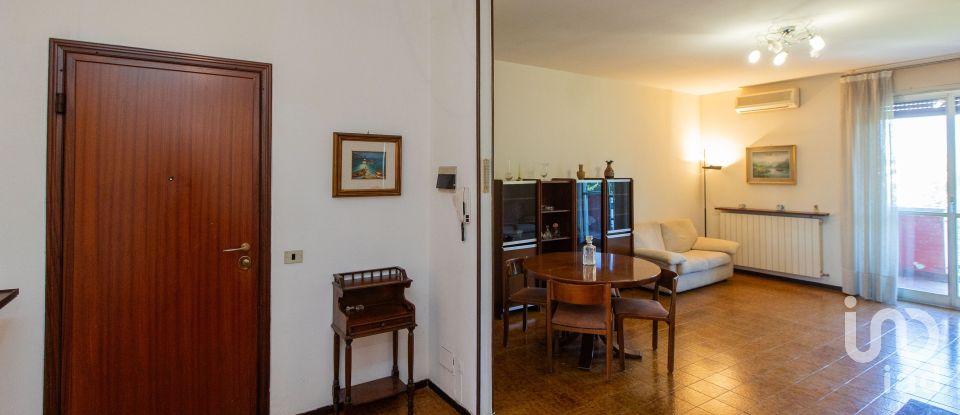 Three-room apartment of 111 m² in Samarate (21017)