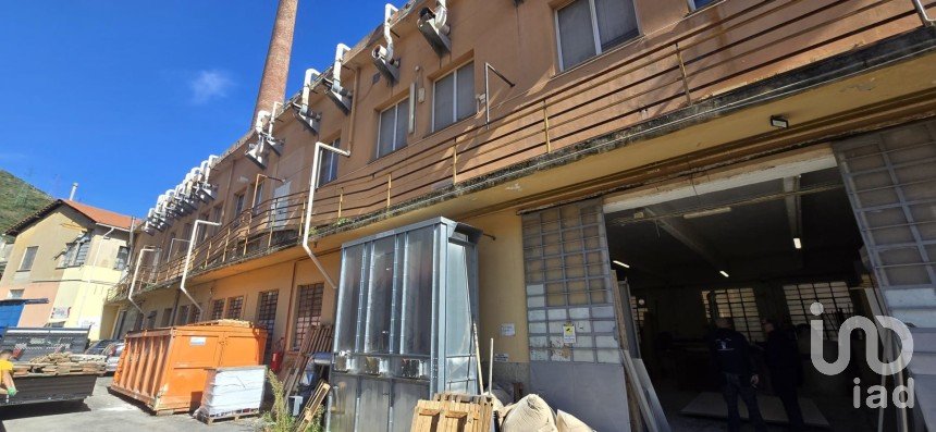 Capannone di 1.200 m² in Genova (16161)
