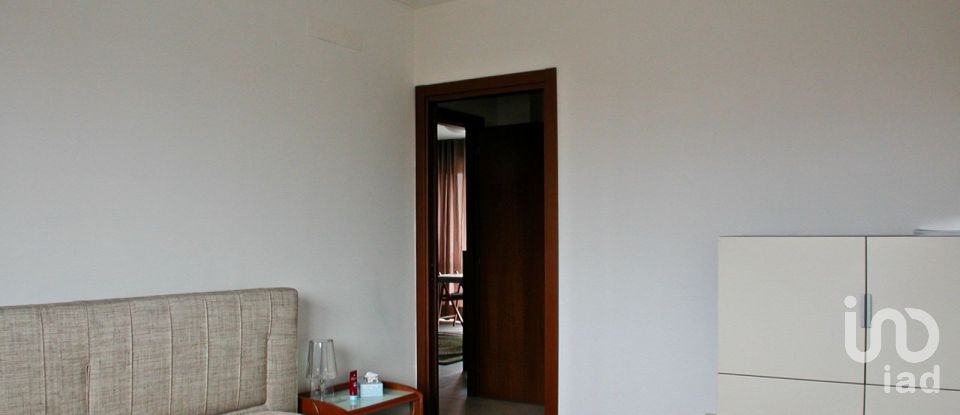 Three-room apartment of 100 m² in Milano (20138)