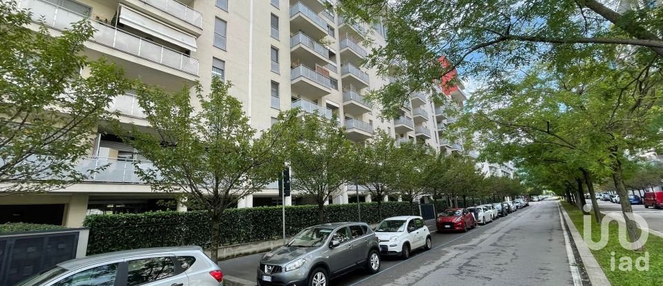 Three-room apartment of 100 m² in Milano (20138)