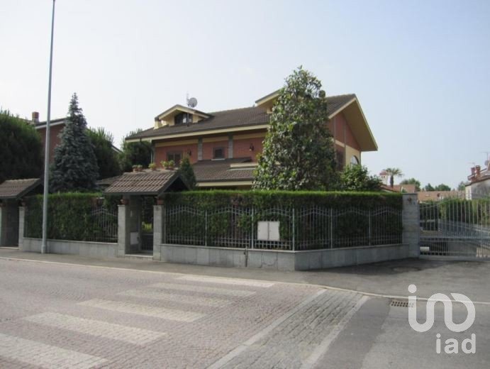 Farm 10 rooms of 350 m² in Rivalta di Torino (10040)