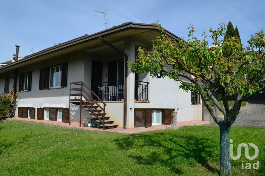 House boat 11 rooms of 266 m² in Panicale (06064)