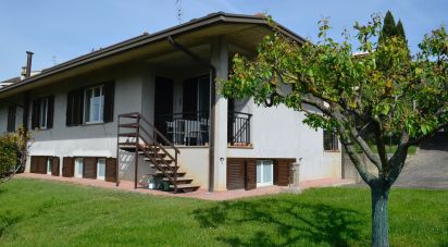 Villa Bifamiliare 11 locali di 266 m² in Panicale (06064)