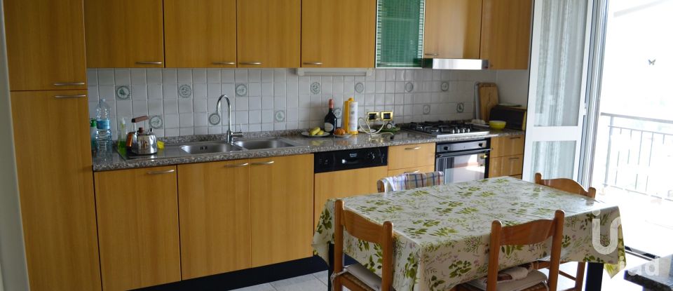 House boat 11 rooms of 266 m² in Panicale (06064)