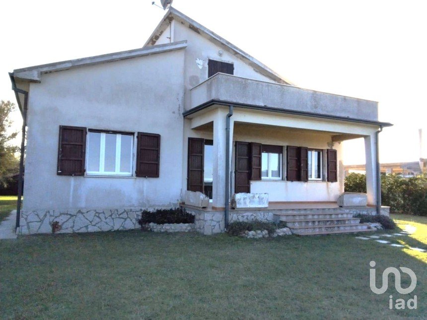 House 8 rooms of 193 m² in Fano (61032)