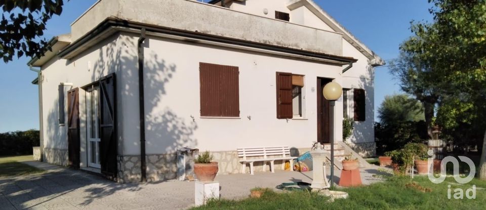 House 8 rooms of 193 m² in Fano (61032)