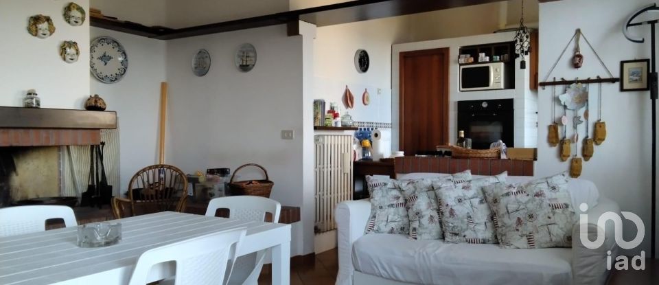 House 8 rooms of 193 m² in Fano (61032)