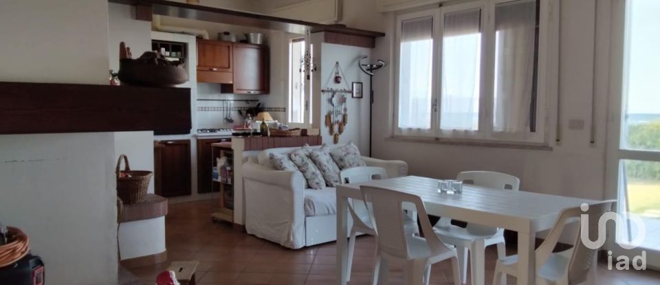 House 8 rooms of 193 m² in Fano (61032)