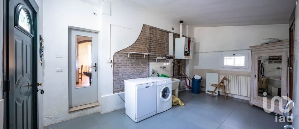 House 9 rooms of 357 m² in Jolanda di Savoia (44037)