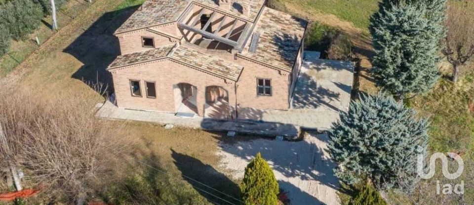 House 7 rooms of 190 m² in Treia (62010)