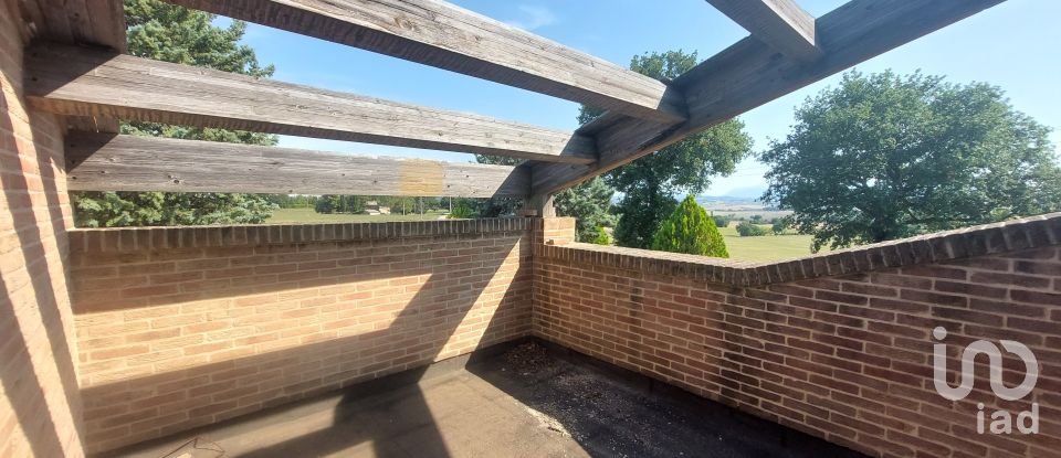 House 7 rooms of 190 m² in Treia (62010)