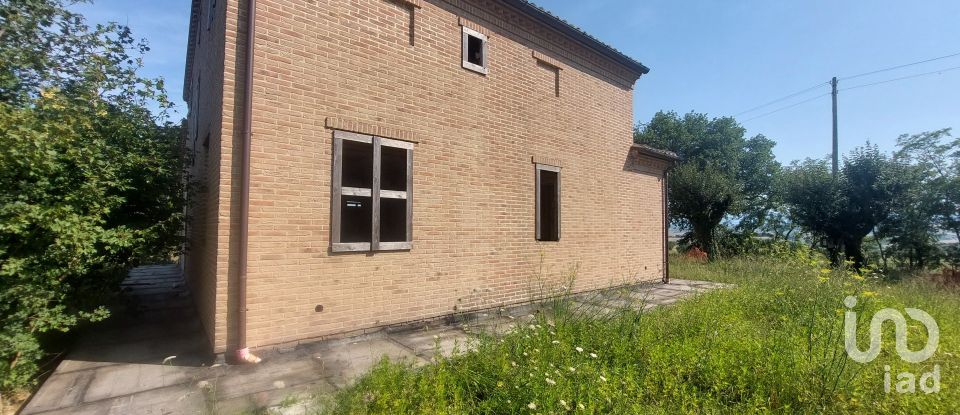 House 7 rooms of 190 m² in Treia (62010)