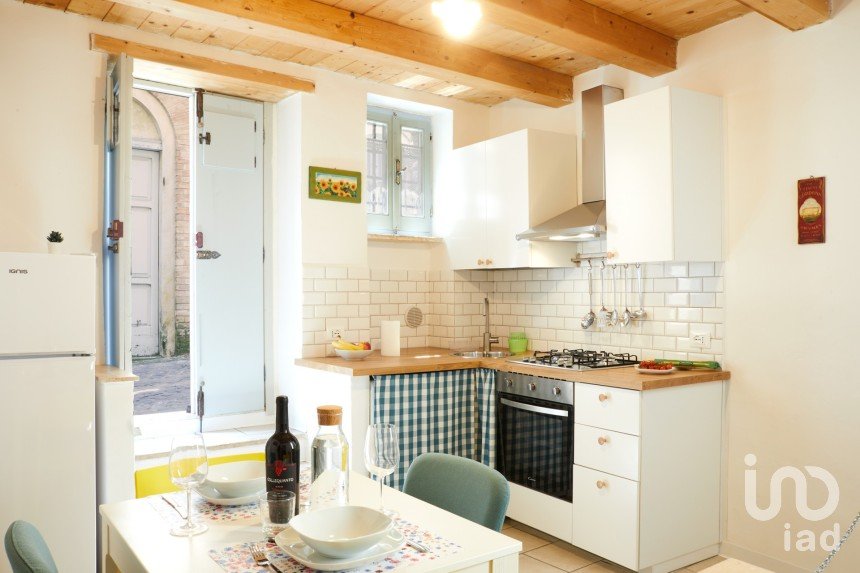 Village house 6 rooms of 95 m² in Lapedona (63823)