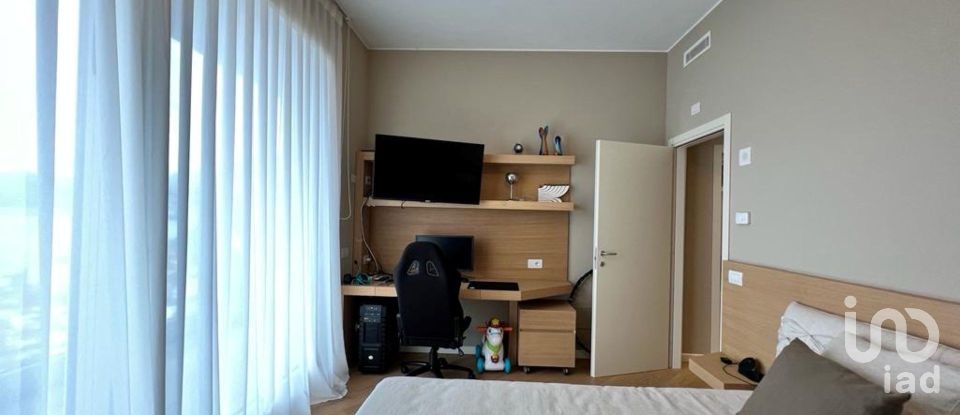 Four-room apartment of 145 m² in Campione d'Italia (22060)