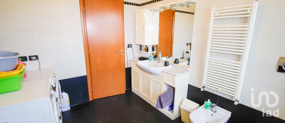 House 5 rooms of 200 m² in Leinì (10040)