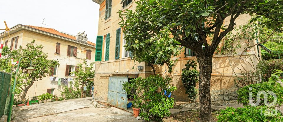 Casa indipendente / Villa 16 locali di 230 m² in Genova (16166)