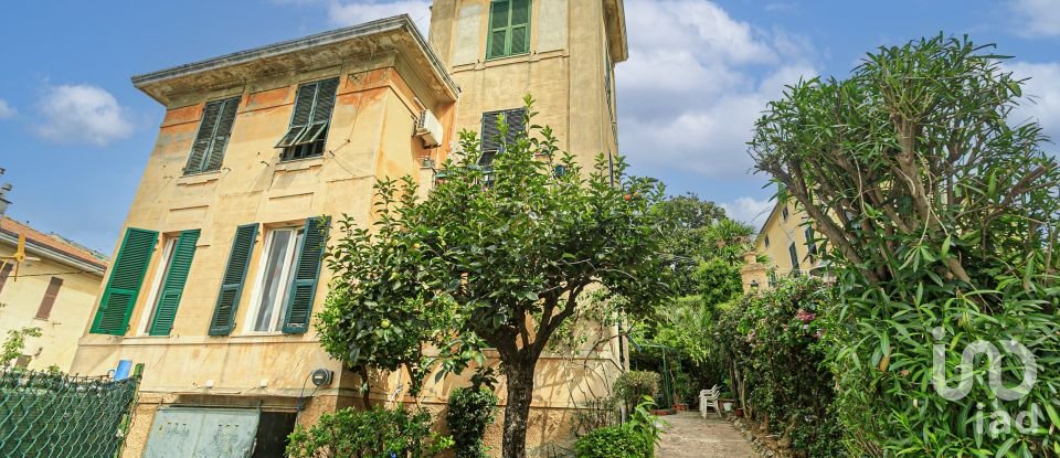 Casa indipendente / Villa 16 locali di 230 m² in Genova (16166)
