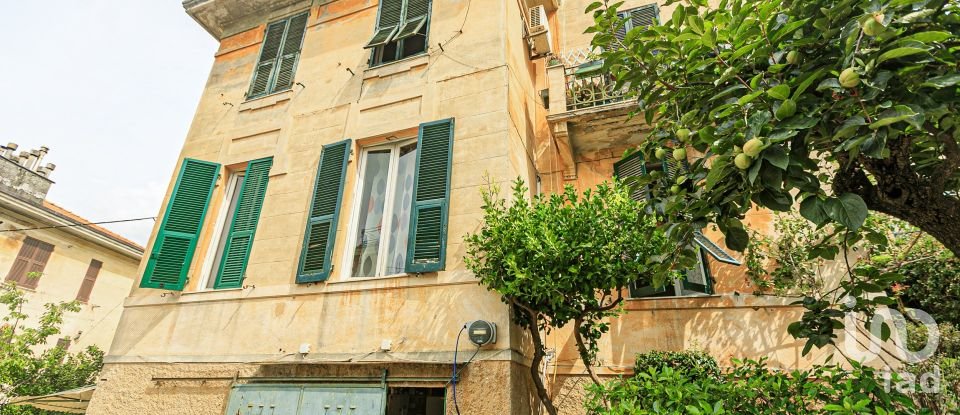 Casa indipendente / Villa 16 locali di 230 m² in Genova (16166)