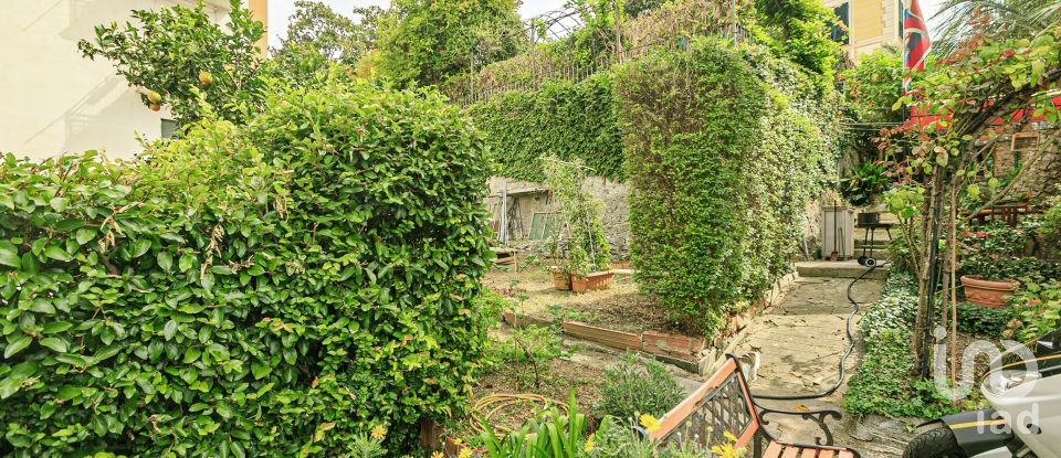 Casa indipendente / Villa 16 locali di 230 m² in Genova (16166)