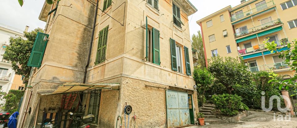 Casa indipendente / Villa 16 locali di 230 m² in Genova (16166)