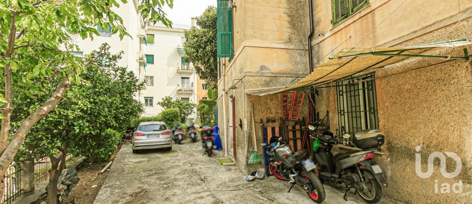 Casa indipendente / Villa 16 locali di 230 m² in Genova (16166)