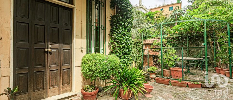 Casa indipendente / Villa 16 locali di 230 m² in Genova (16166)