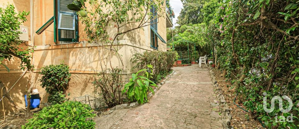 Casa indipendente / Villa 16 locali di 230 m² in Genova (16166)