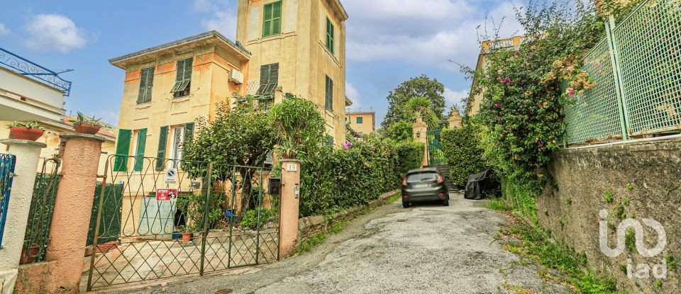 Casa indipendente / Villa 16 locali di 230 m² in Genova (16166)