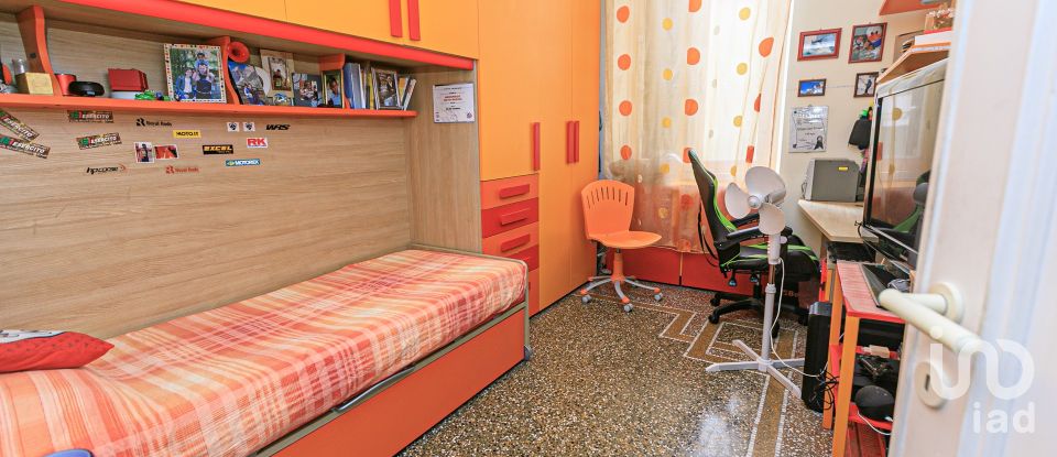 Casa indipendente / Villa 16 locali di 230 m² in Genova (16166)