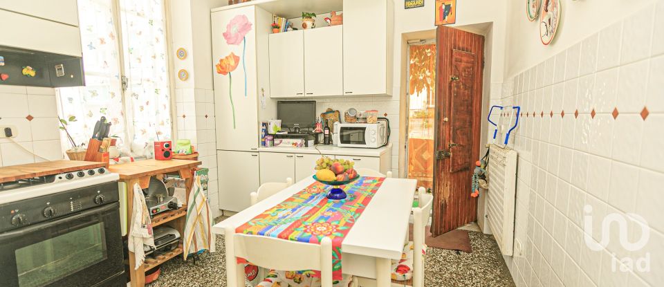 Casa indipendente / Villa 16 locali di 230 m² in Genova (16166)