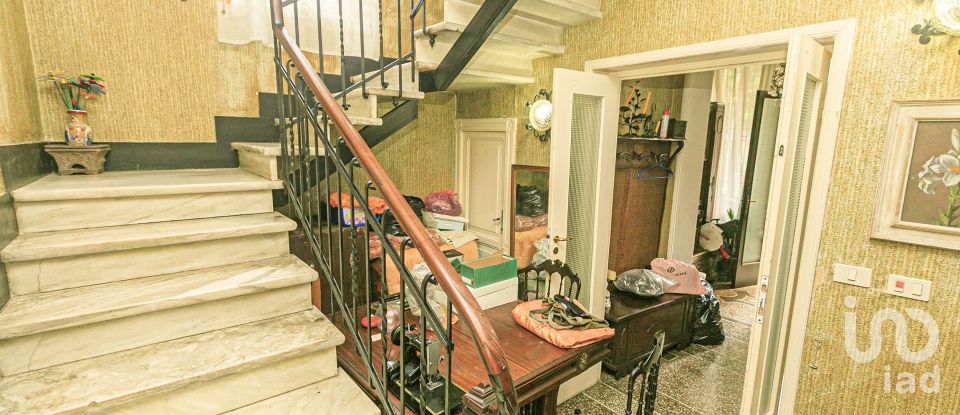 Casa indipendente / Villa 16 locali di 230 m² in Genova (16166)