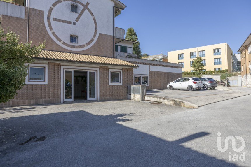 Negozio / locale commerciale di 175 m² in Recanati (62019)