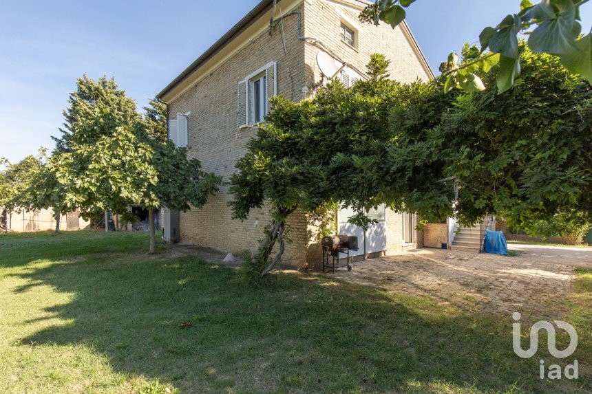 House 13 rooms of 188 m² in Corridonia (62014)