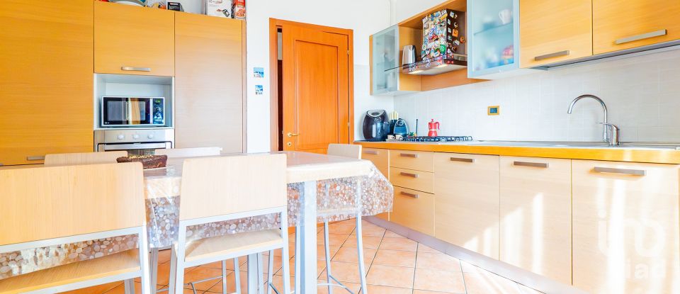 Quadrilocale di 139 m² a Besana in Brianza (20842)