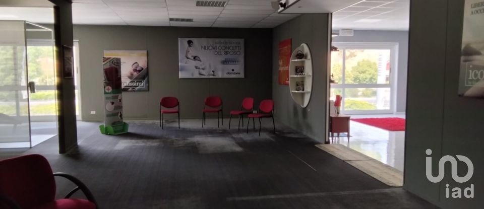 Negozio / locale commerciale di 1.697 m² in Monte Porzio (61040)
