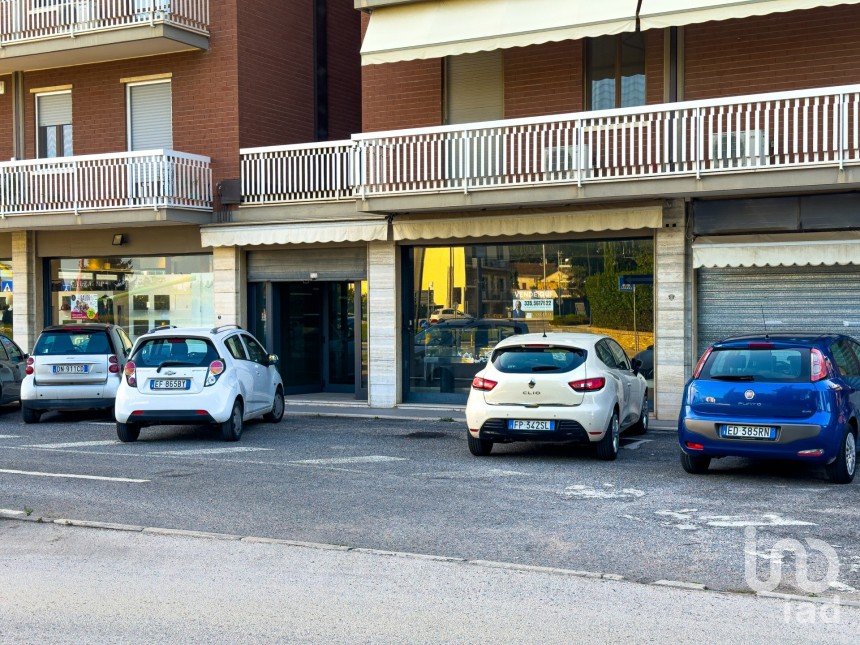Negozio / locale commerciale di 200 m² in Bastia Umbra (06083)