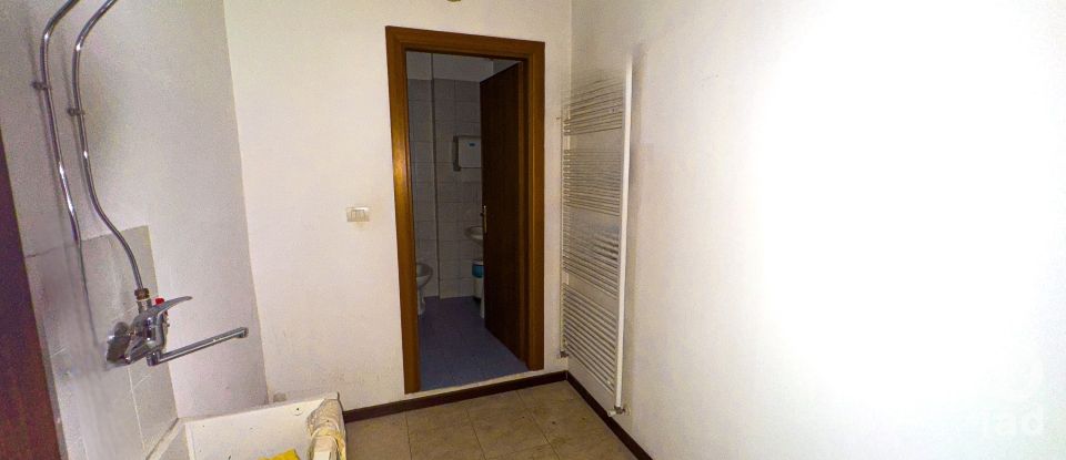 Negozio / locale commerciale di 200 m² in Bastia Umbra (06083)