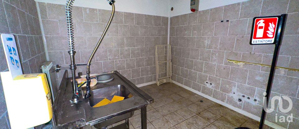 Negozio / locale commerciale di 200 m² in Bastia Umbra (06083)