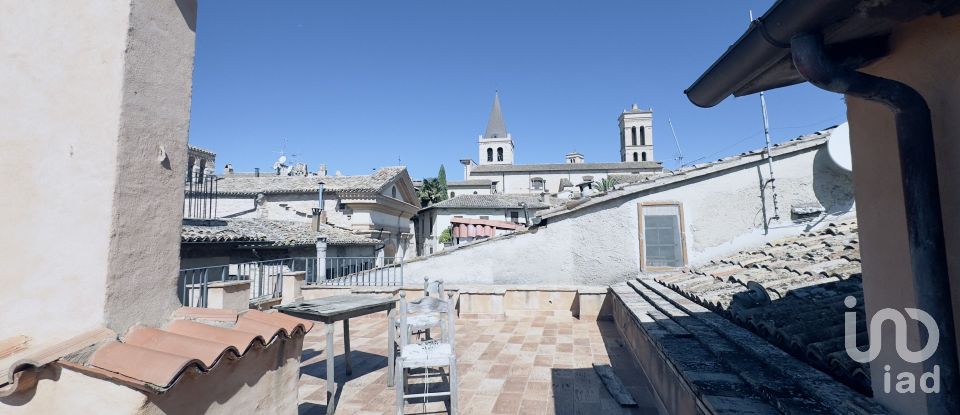 Hotel-ristorante di 1.125 m² in Spello (06038)