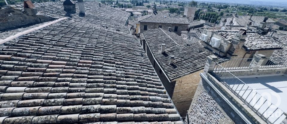 Hotel-ristorante di 1.125 m² in Spello (06038)