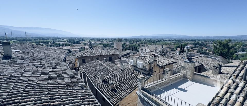 Hotel-ristorante di 1.125 m² in Spello (06038)