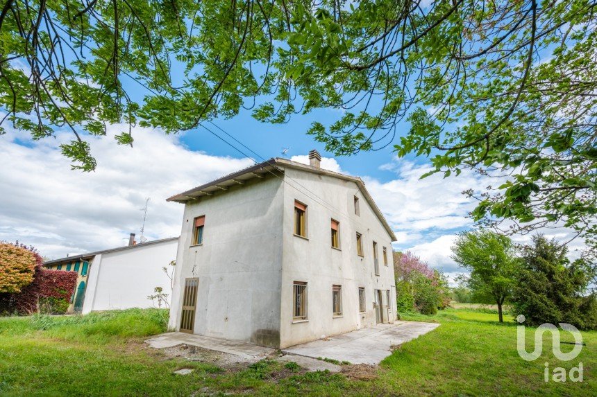 Townhouse 5 rooms of 200 m² in San Felice sul Panaro (41038)