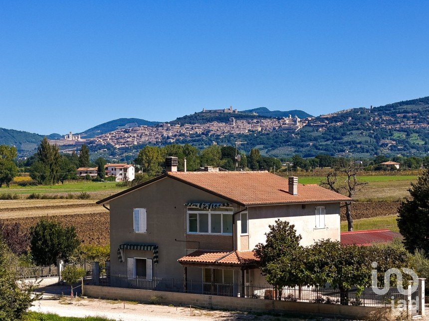 Casa indipendente 9 locali di 240 m² in Assisi (06081)