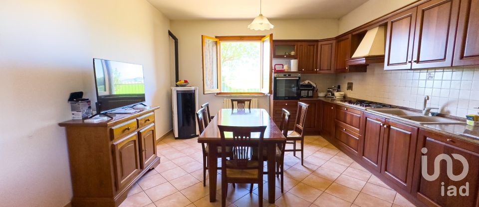 Casa indipendente 9 locali di 240 m² in Assisi (06081)