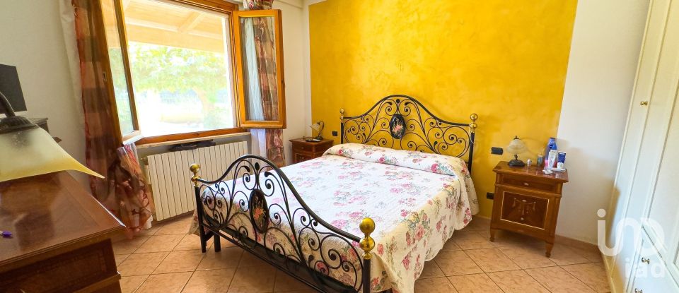 Casa indipendente 9 locali di 240 m² in Assisi (06081)