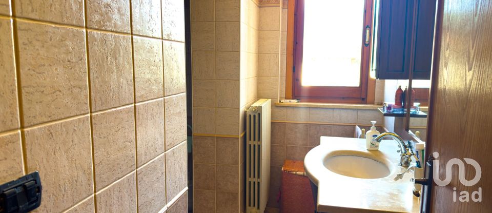 Casa indipendente 9 locali di 240 m² in Assisi (06081)