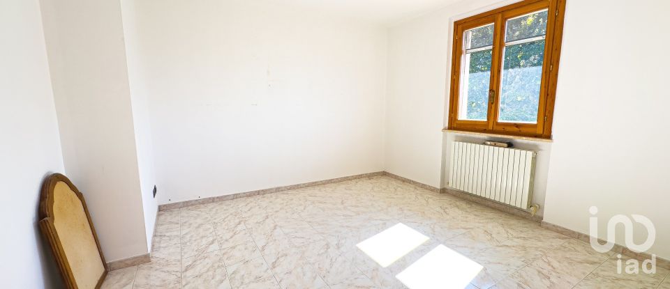 Casa indipendente 9 locali di 240 m² in Assisi (06081)