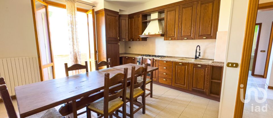 Casa indipendente 9 locali di 240 m² in Assisi (06081)