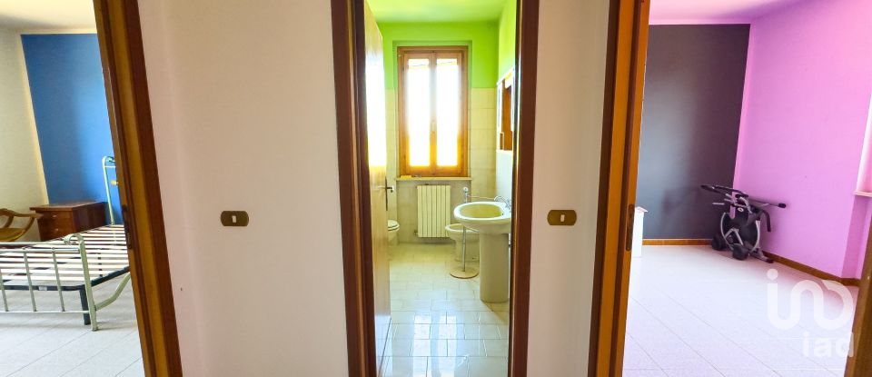 Casa indipendente 9 locali di 240 m² in Assisi (06081)